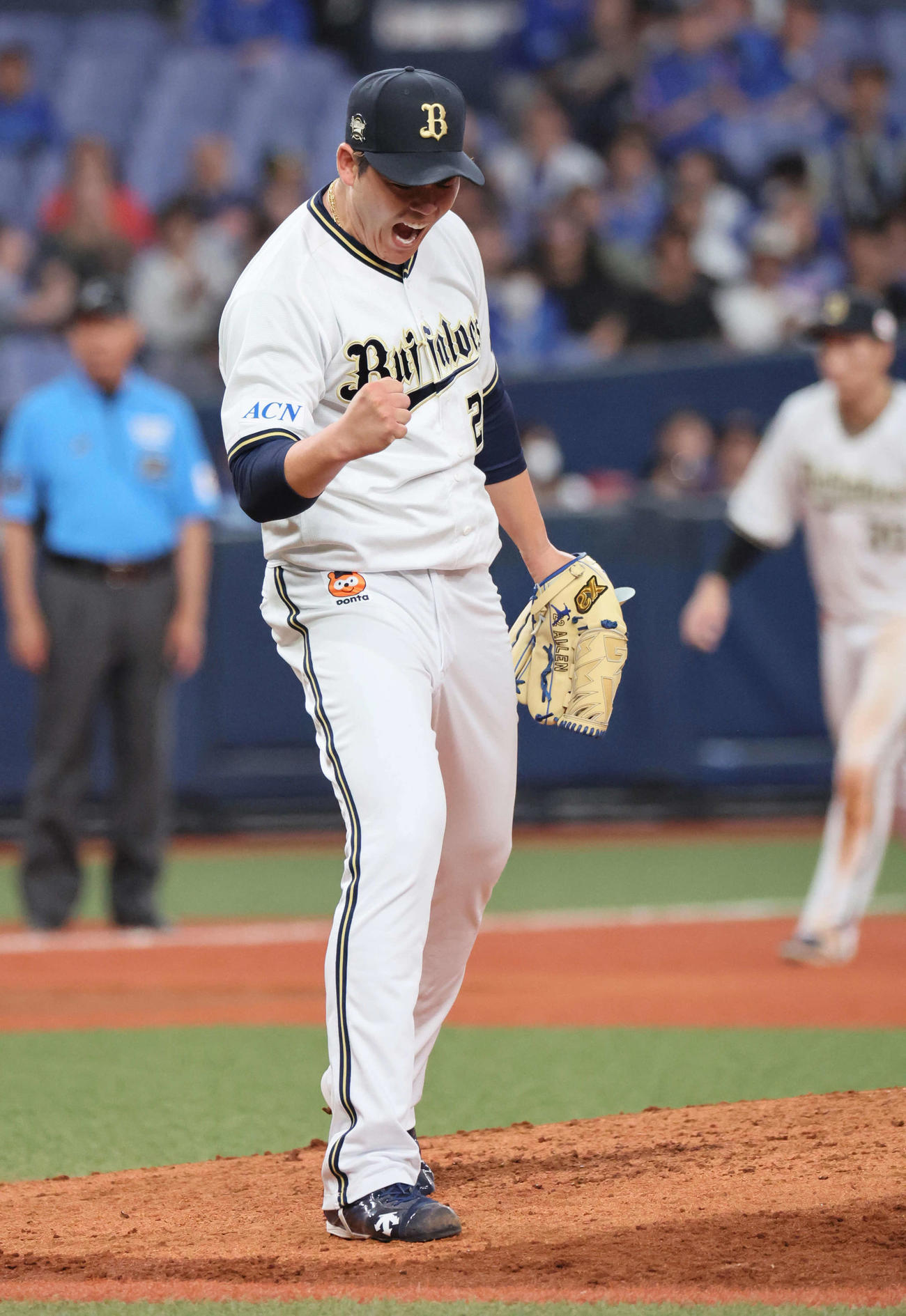 オリックス対DeNA 7回表DeNA2死二塁、九里は度会を見逃し三振に仕留めてガッツポーズ（撮影・宮崎幸一）