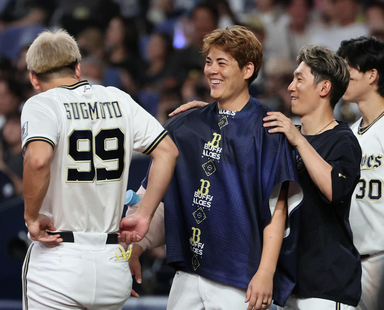 オリックス対DeNA 5勝目を上げたオリックス九里（中）は西川の祝福に笑顔を見せる（撮影・西尾就之）