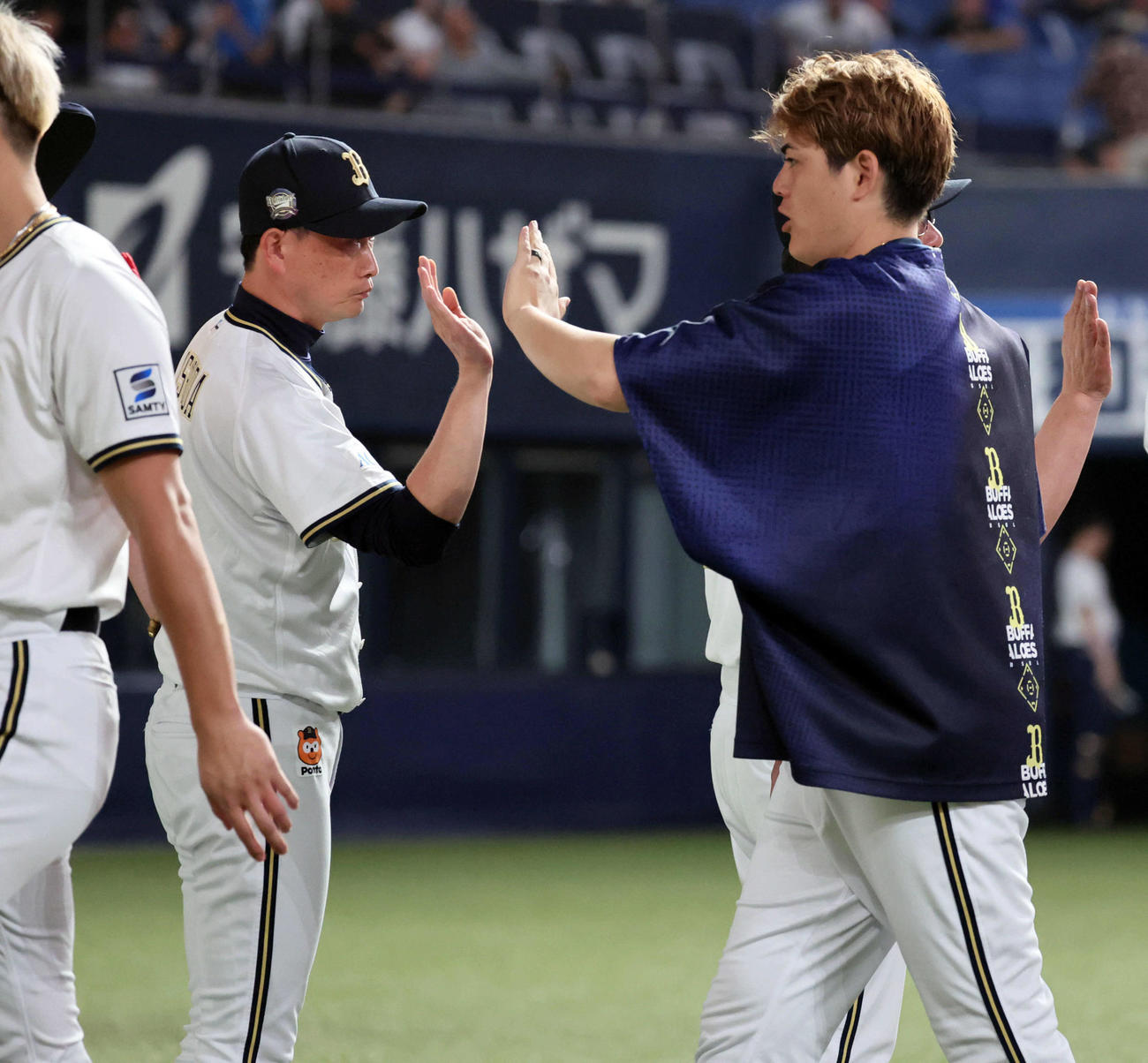 オリックス対DeNA　九里（右）を迎える岸田監督（撮影・宮崎幸一）