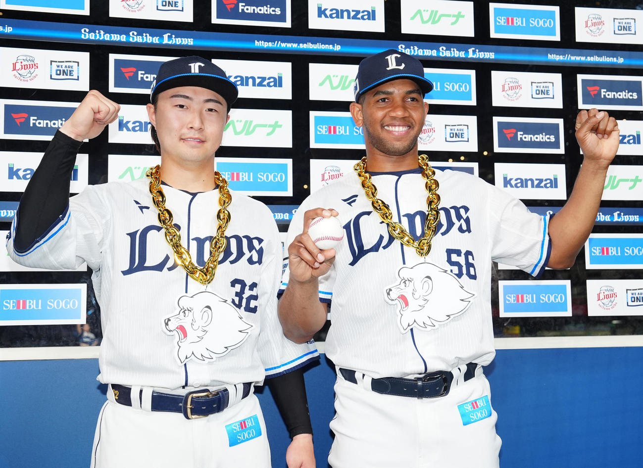 西武対阪神　試合後、写真に納まる西武山村（左）とラミレス（撮影・江口和貴）