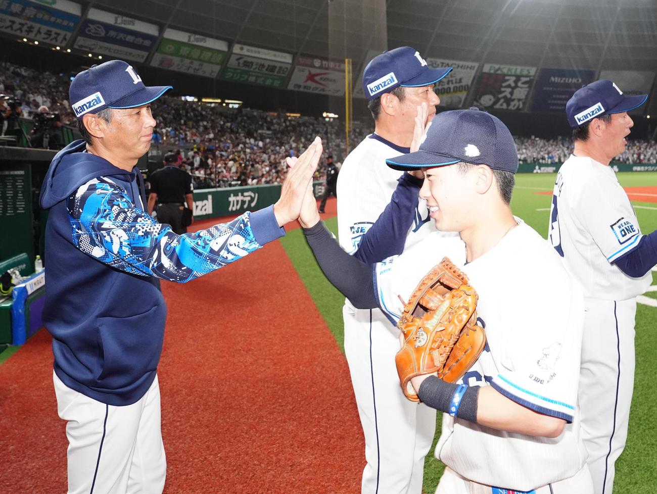 西武対阪神　試合後、西武滝沢（右手前）とタッチを交わす西口監督（撮影・江口和貴）