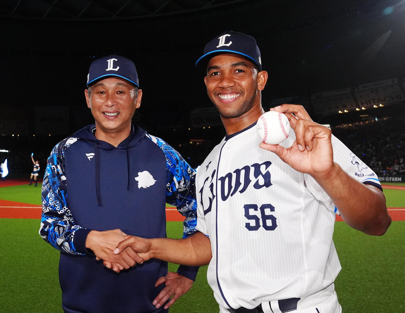 西武対阪神　来日初勝利を挙げ、西武西口監督（左）と写真に納まるラミレス（撮影・江口和貴）