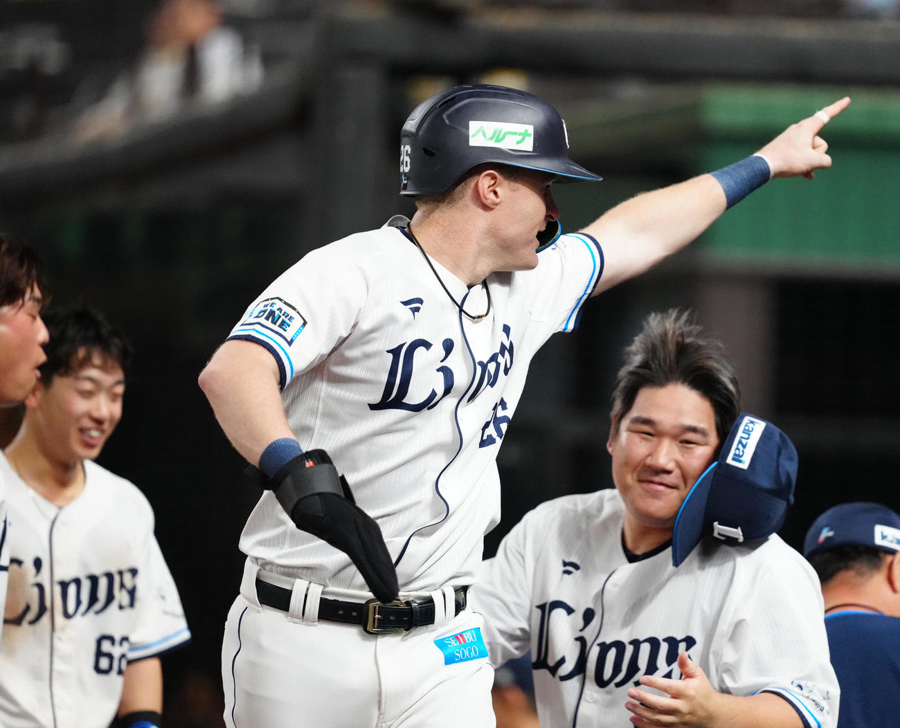 西武対阪神　8回裏西武1死満塁、山村の適時打で生還したネビン（左）。右は中村剛（撮影・江口和貴）