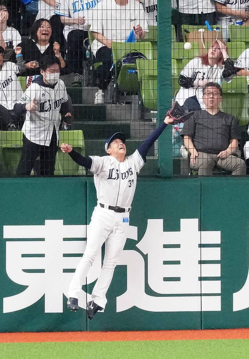 西武対阪神　2回表阪神無死、左飛となった大山の打球を好捕する平沼（撮影・江口和貴）