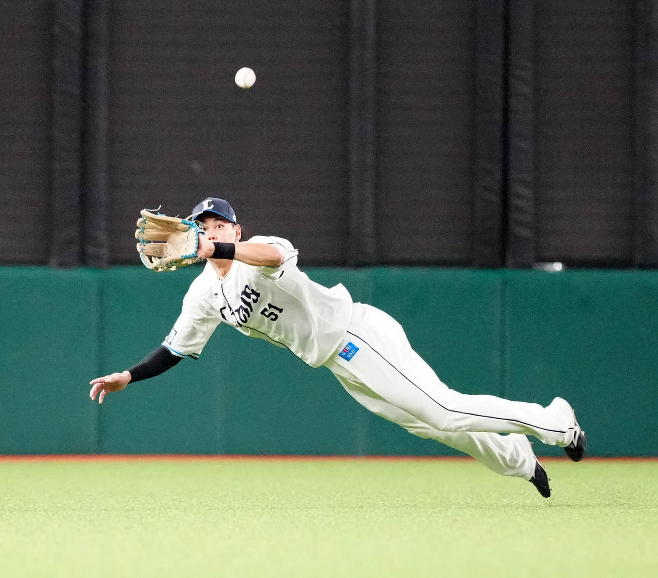 西武対阪神　4回表阪神2死二塁、中飛となった中野の打球を好捕する西川（撮影・江口和貴）