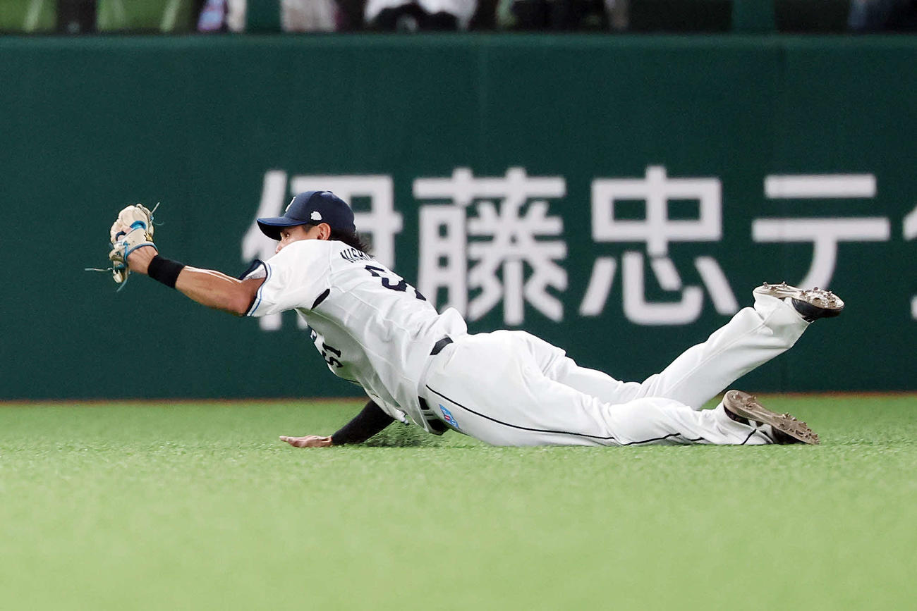 西武対阪神　4回表阪神2死二塁、中野の中飛を好捕する西川（撮影・宮地輝）