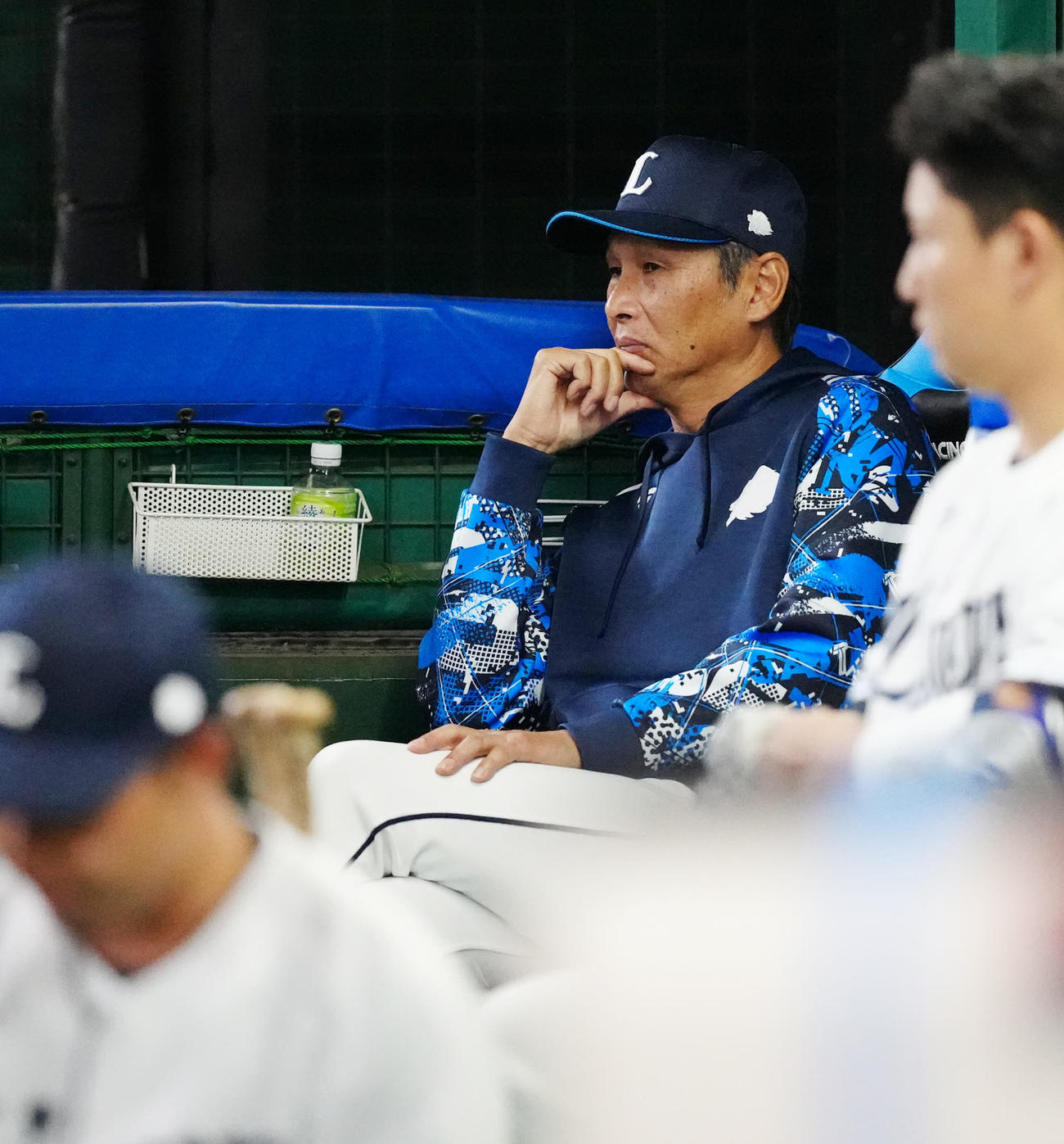 西武対阪神　8回表開始前、選手交代を告げベンチに引き揚げた西武西口監督（撮影・江口和貴）