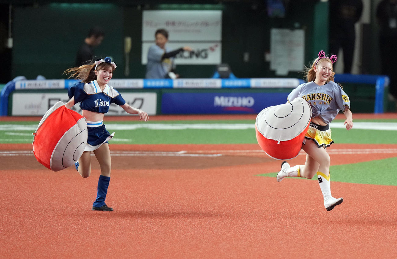 西武対阪神　試合前、リレー対決を行った両チームチア（撮影・たえ見朱実）
