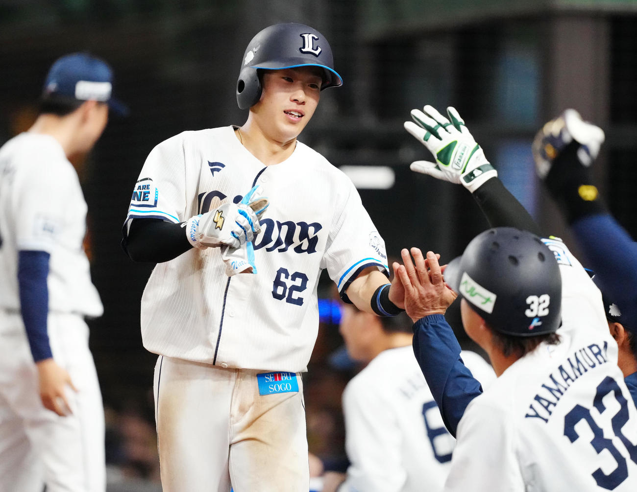 西武対阪神　8回裏西武1死一、二塁、ネビンの適時二塁打で生還しタッチを交わす滝沢（中央）（撮影・江口和貴）