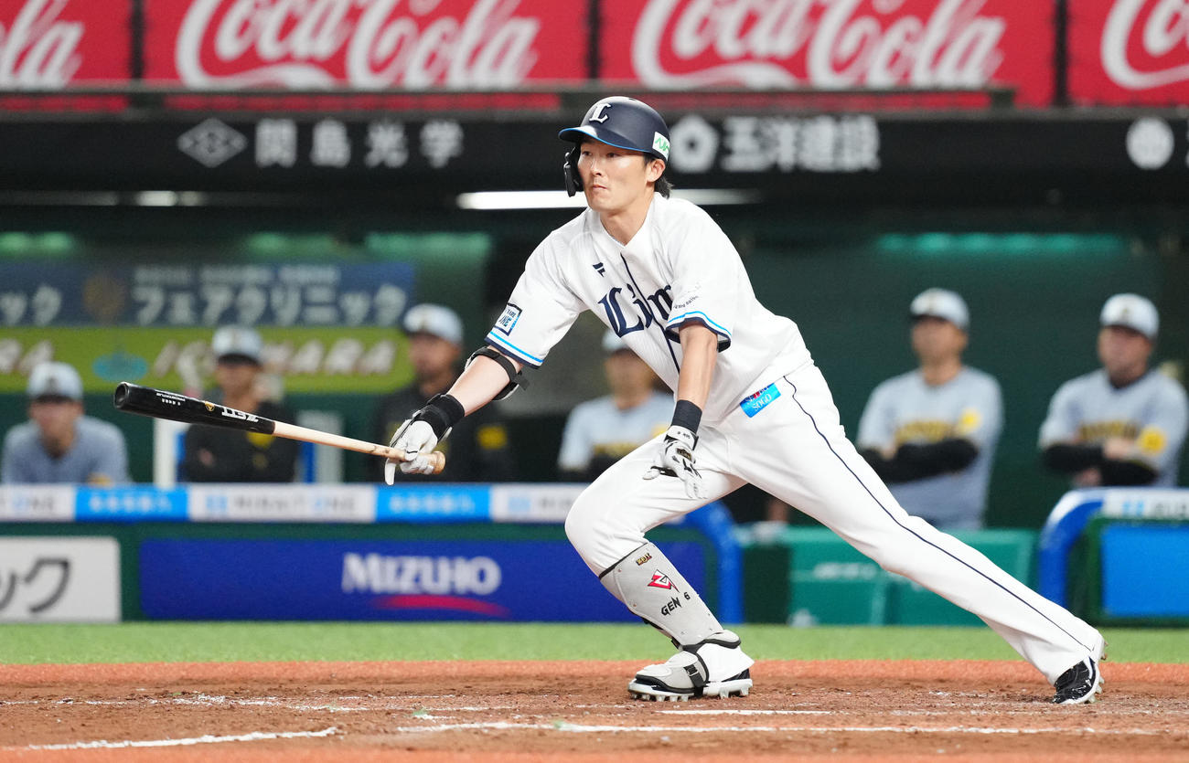 西武対阪神　8回裏西武1死満塁、適時打を放つ源田（撮影・江口和貴）