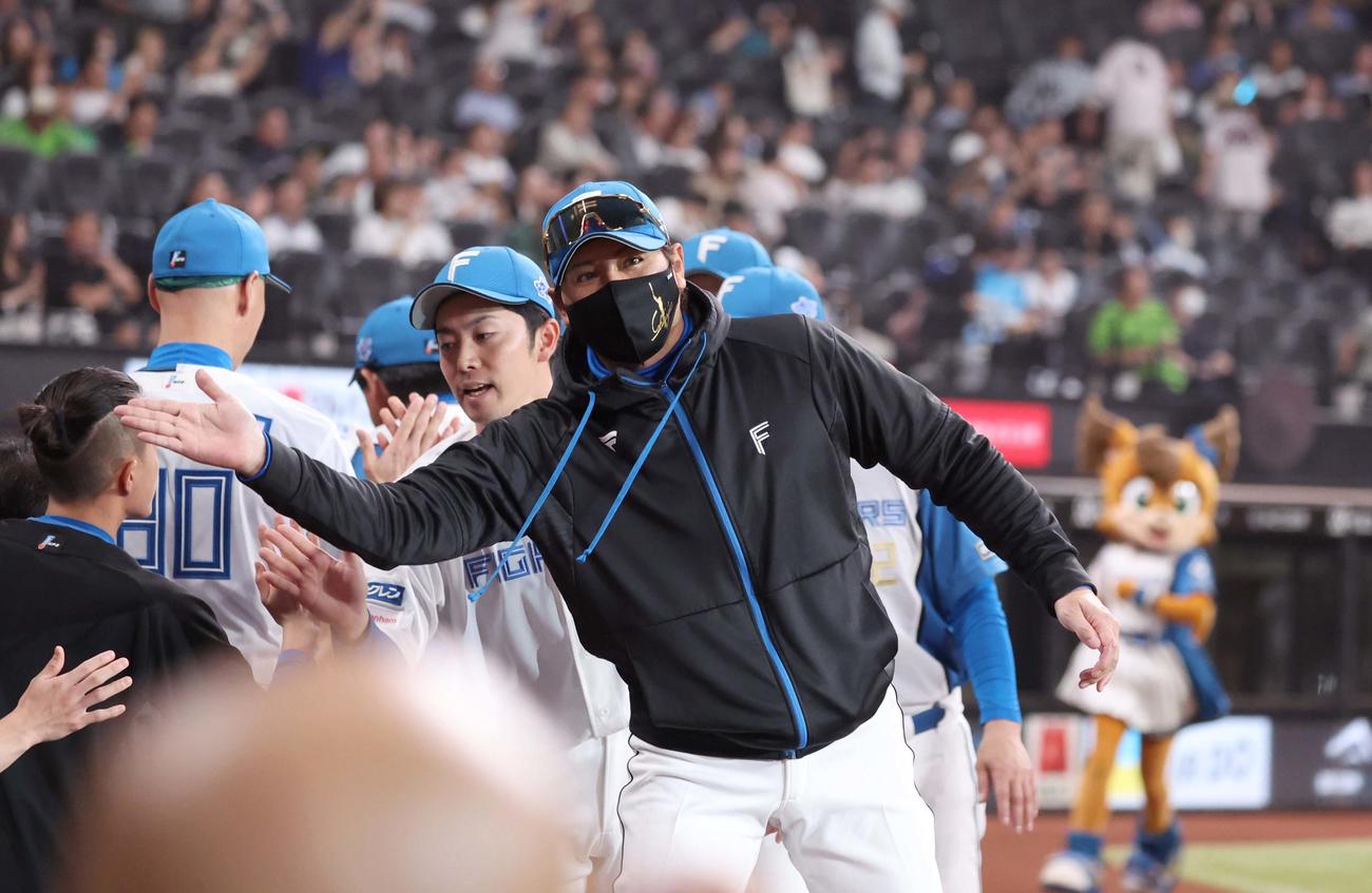日本ハム対ヤクルト　試合後、スタッフらとハイタッチする新庄監督（撮影・黒川智章）