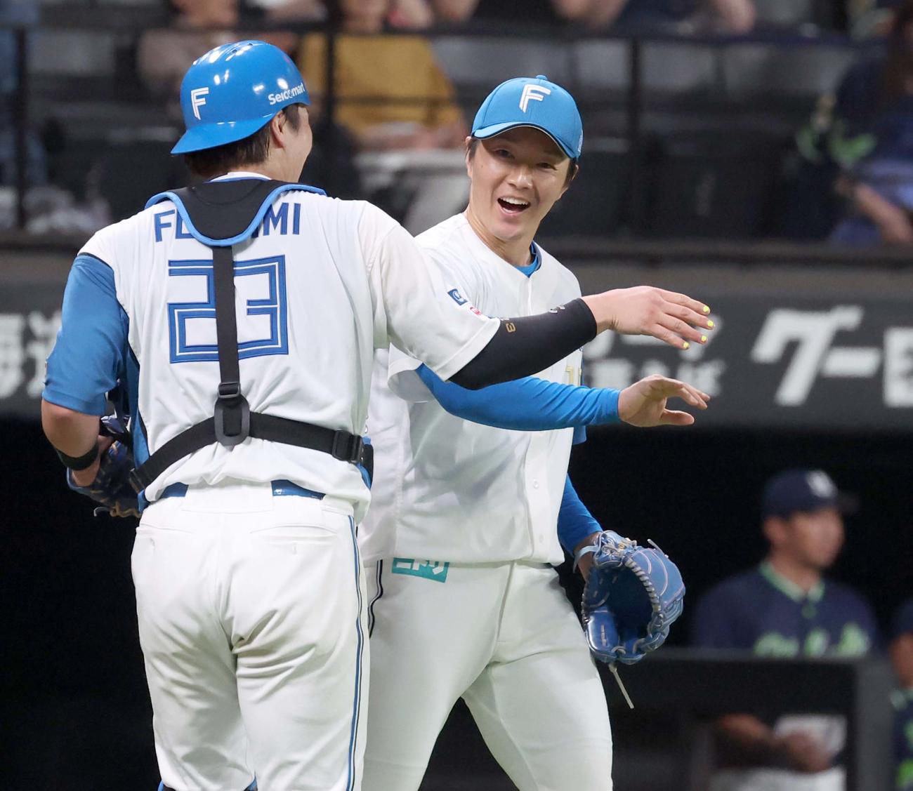 日本ハム対ヤクルト　試合後、伏見（左）とタッチする玉井（撮影・黒川智章）
