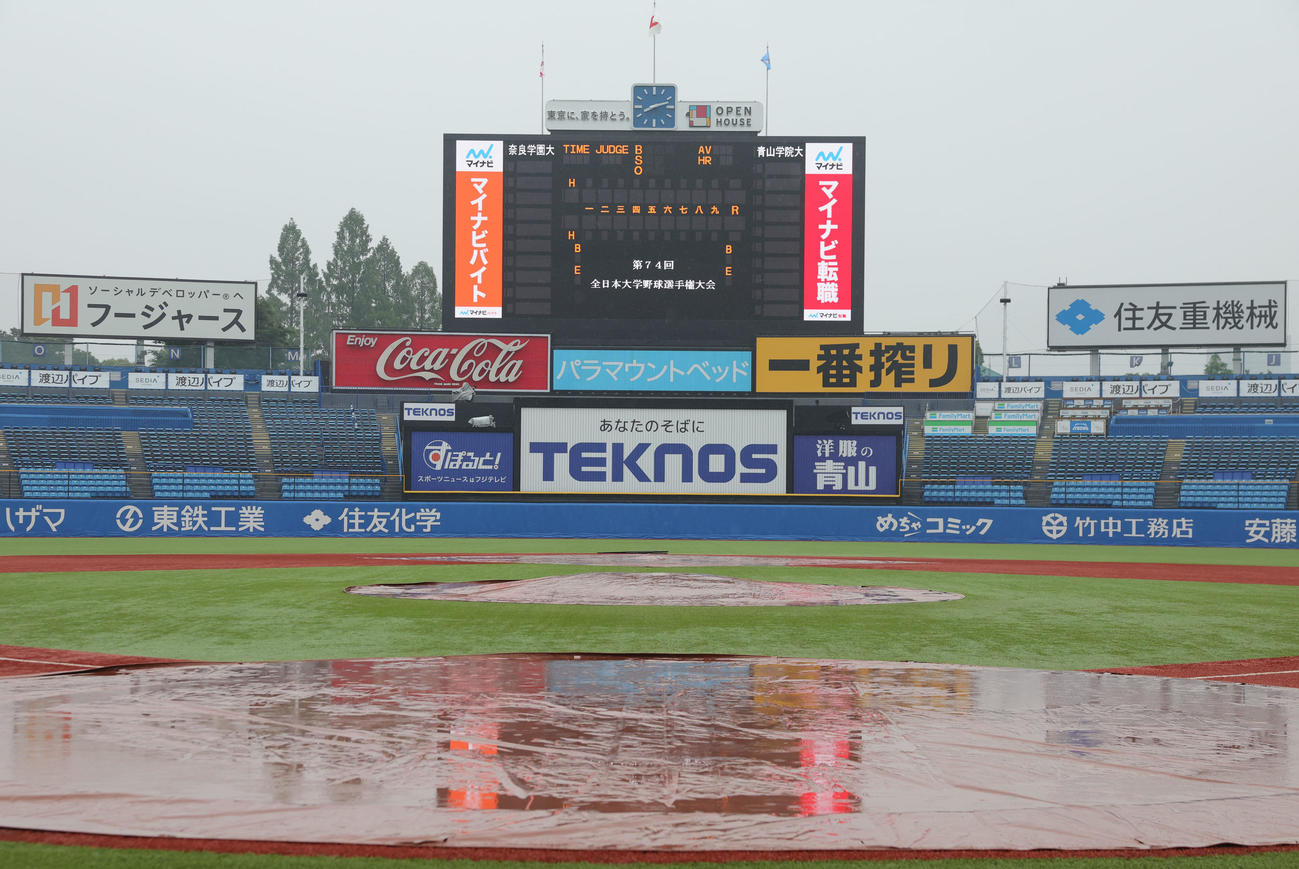 神宮球場の試合は雨天のため中止となった（撮影・野上伸悟）