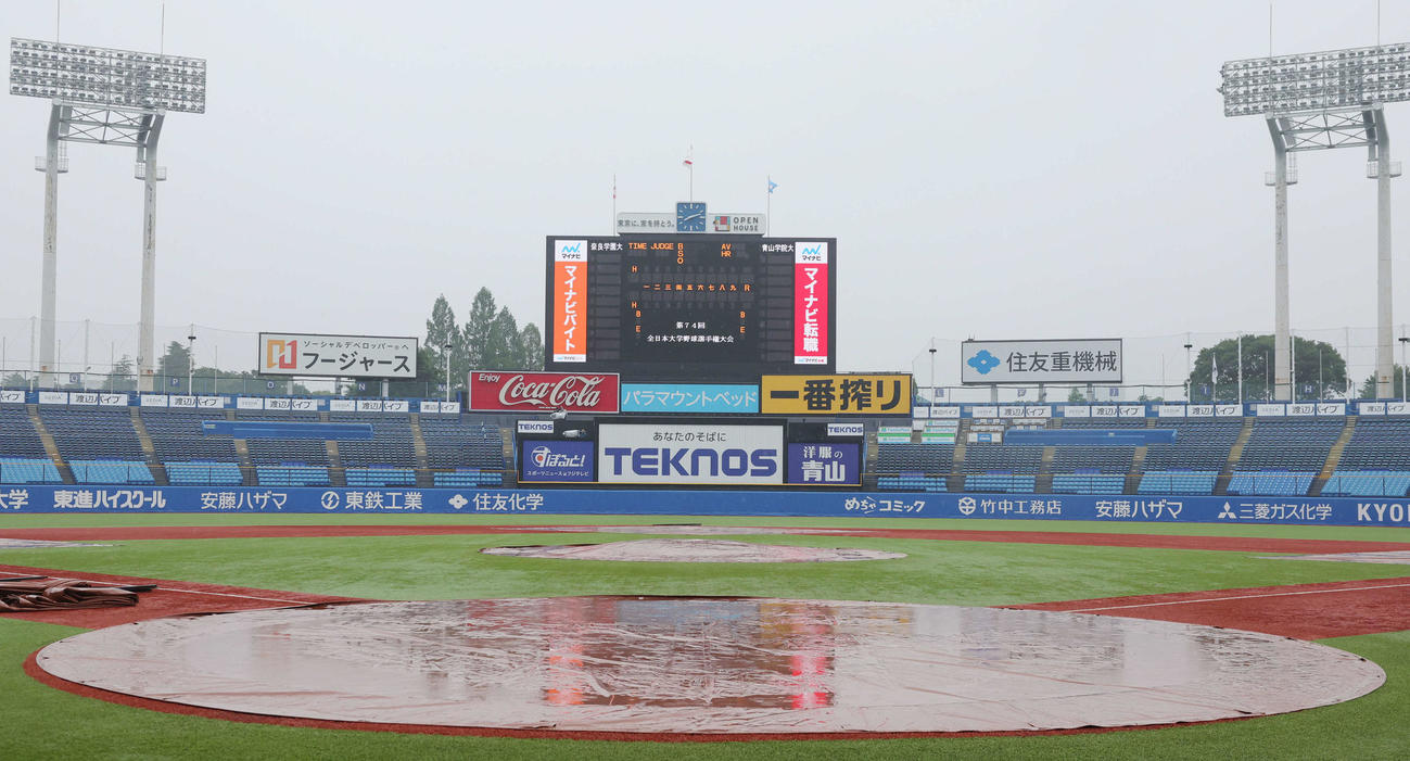 神宮球場の試合は雨天のため中止となった（撮影・野上伸悟）