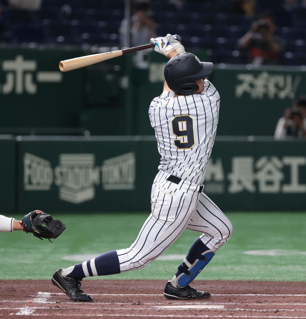 城西国際大対東海大　　2回裏東海大1死一、二塁、兼松は左中間に本塁打を放つ（撮影・柴田隆二）