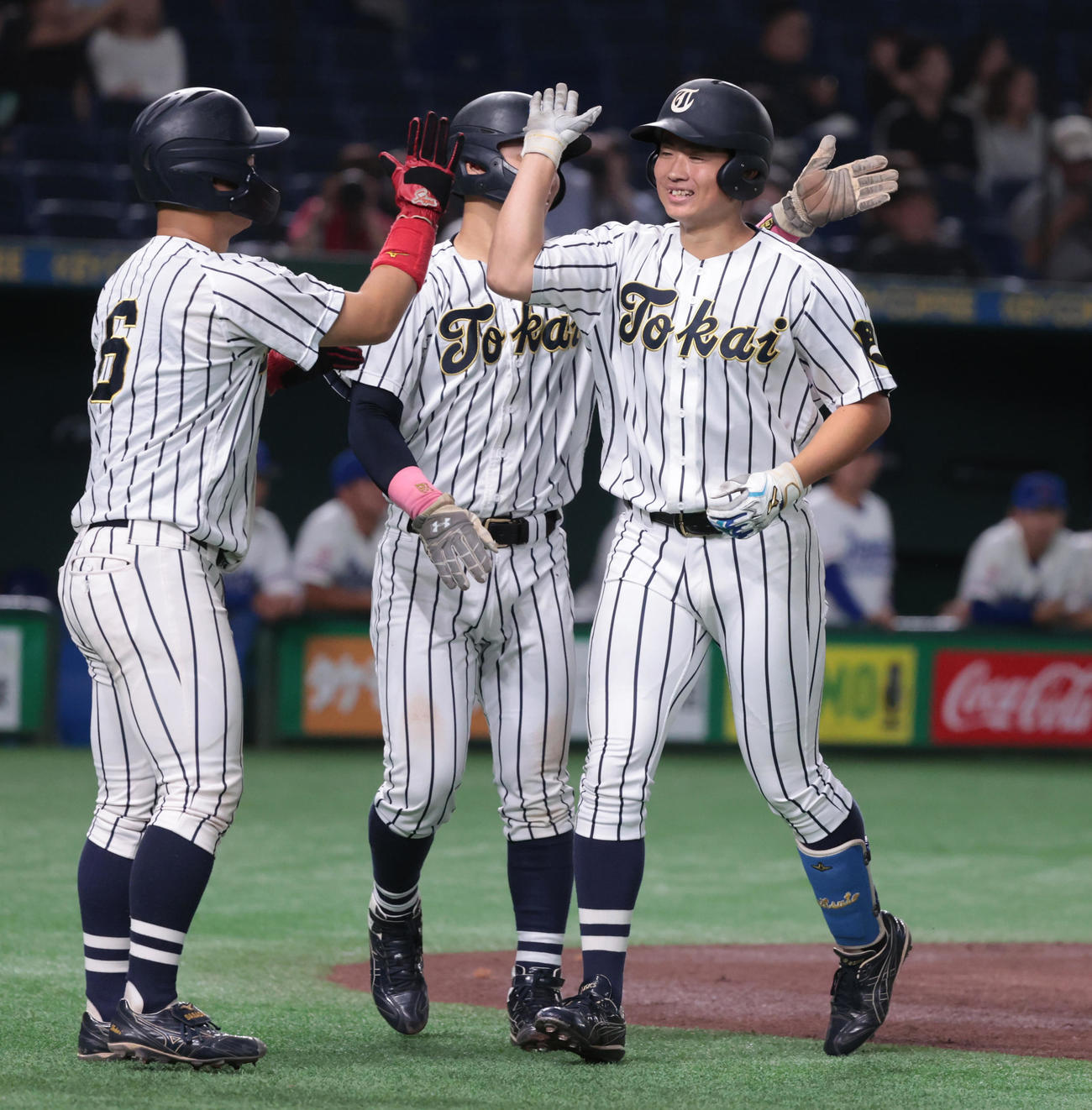 城西国際大対東海大　　2回裏東海大1死一、二塁、兼松（右）は左中間に本塁打を放ちナインとハイタッチする（撮影・柴田隆二）