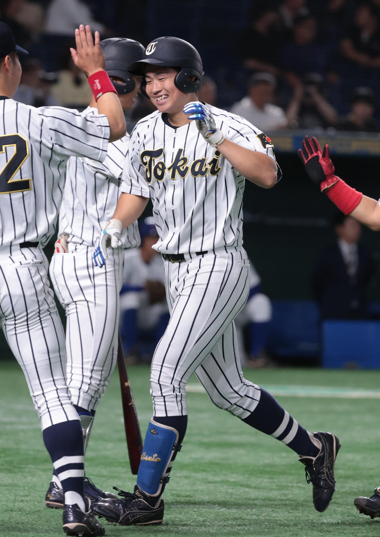 城西国際大対東海大　　2回裏東海大1死一、二塁、兼松（右）は左中間に本塁打を放ちナインとハイタッチする（撮影・柴田隆二）