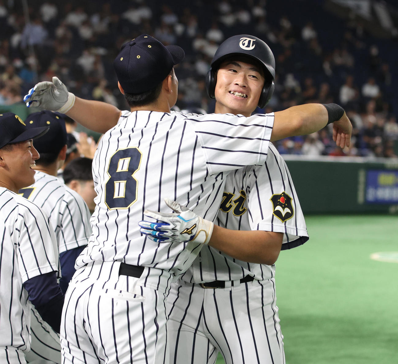 城西国際大対東海大　　2回裏東海大1死一、二塁、兼松（右）は左中間に本塁打を放ちナインと抱き合う（撮影・柴田隆二）