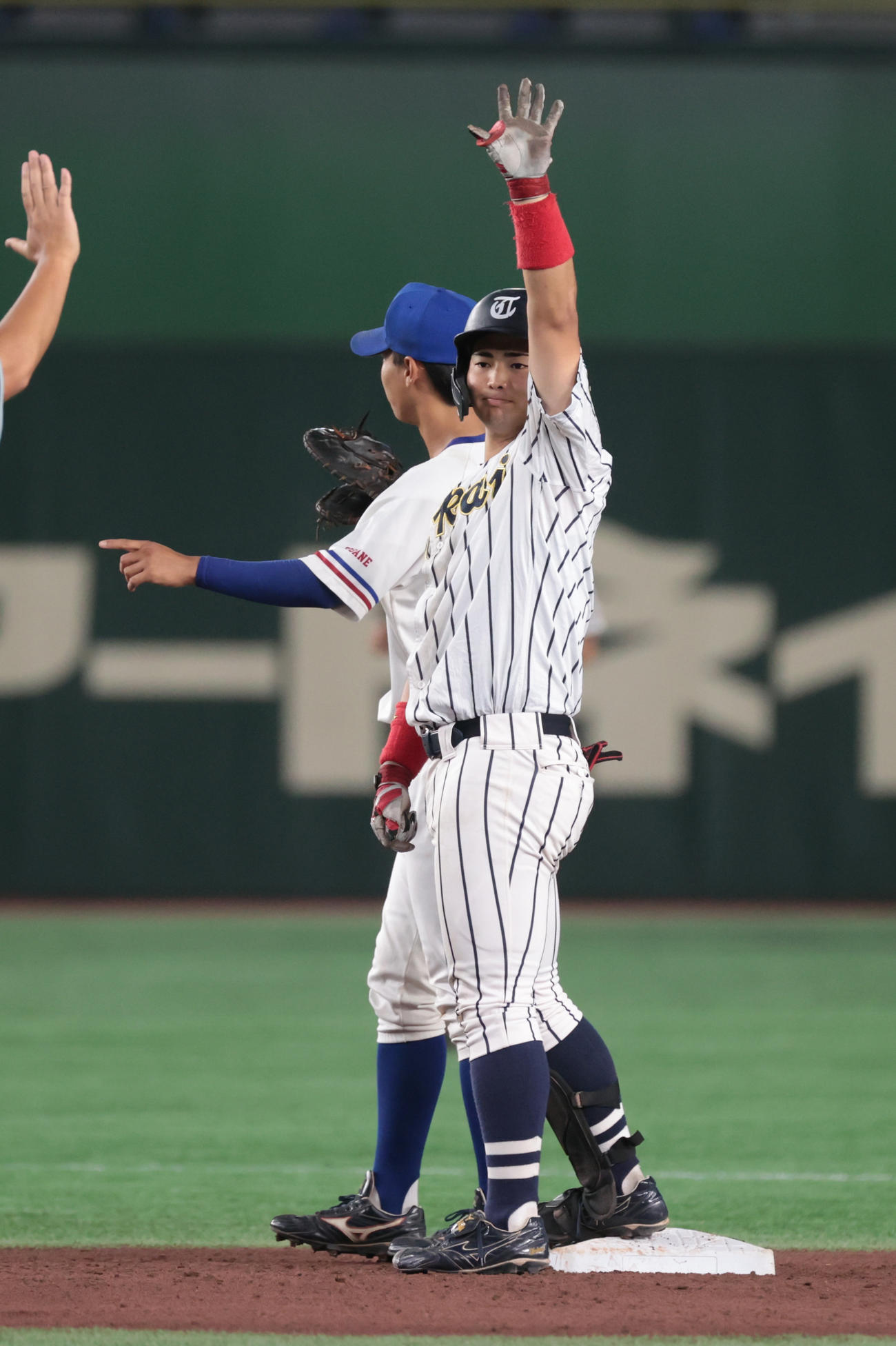 城西国際大対東海大　3回裏東海大2死二、三塁、笹田は左中間に適時二塁打を放ちポーズを決める（撮影・柴田隆二）