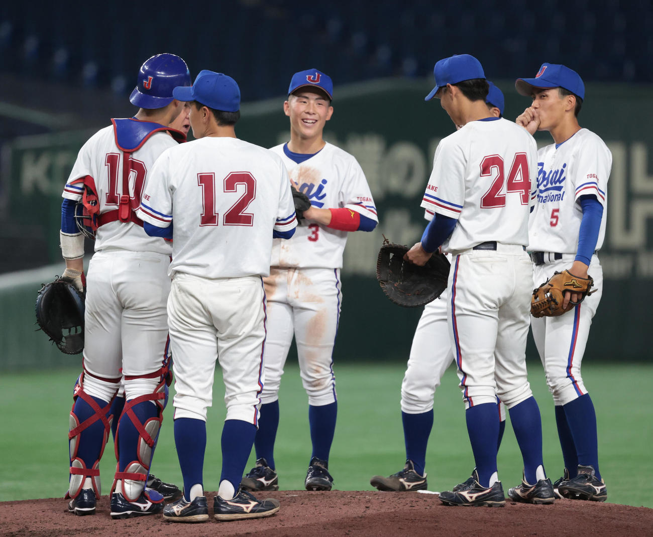 城西国際大対東海大　　ピンチにマウンドに集まる城西国際大ナイン（撮影・柴田隆二）