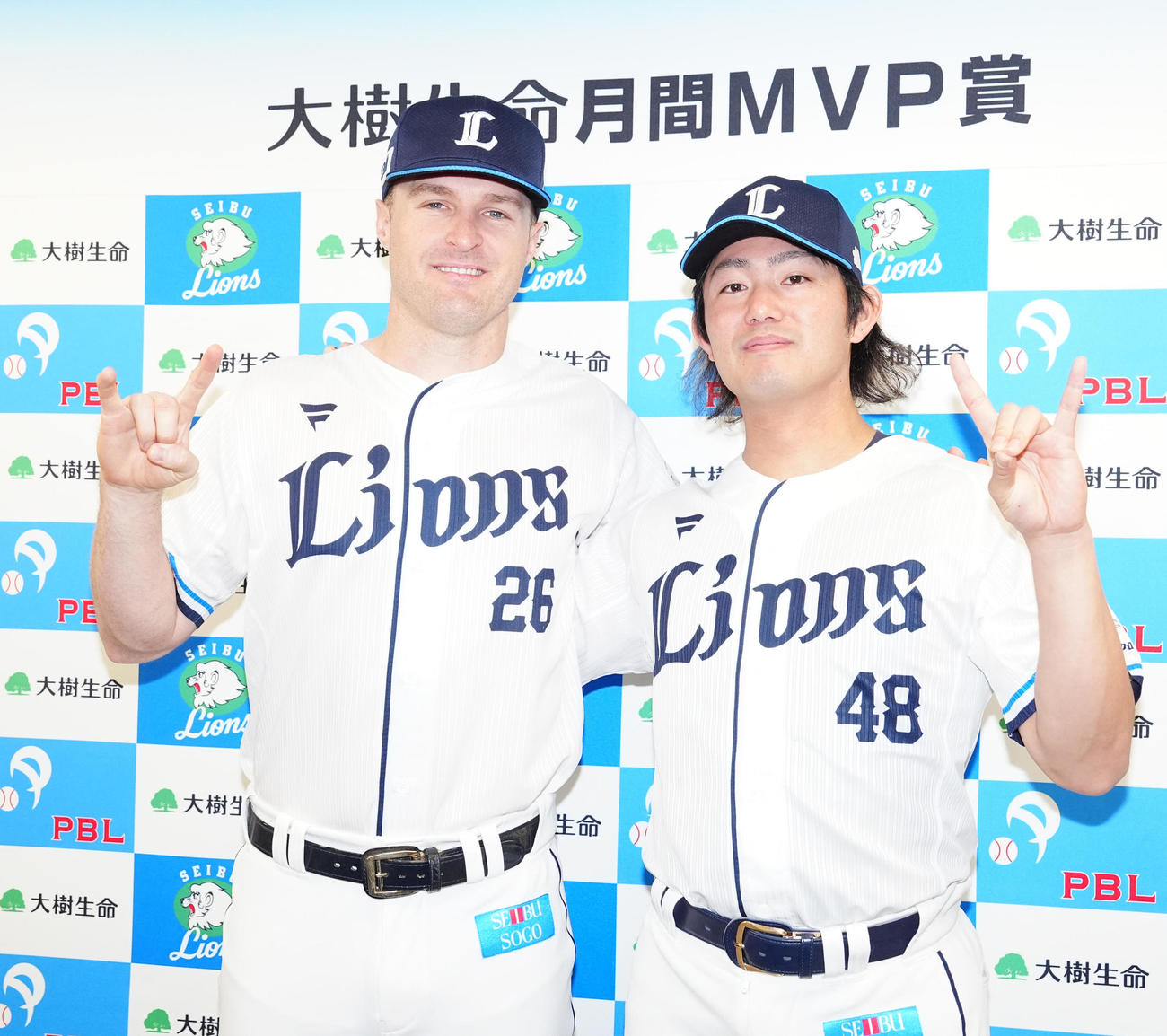 5月度の月間MVPを受賞した西武ネビン（左）と今井（撮影・江口和貴）