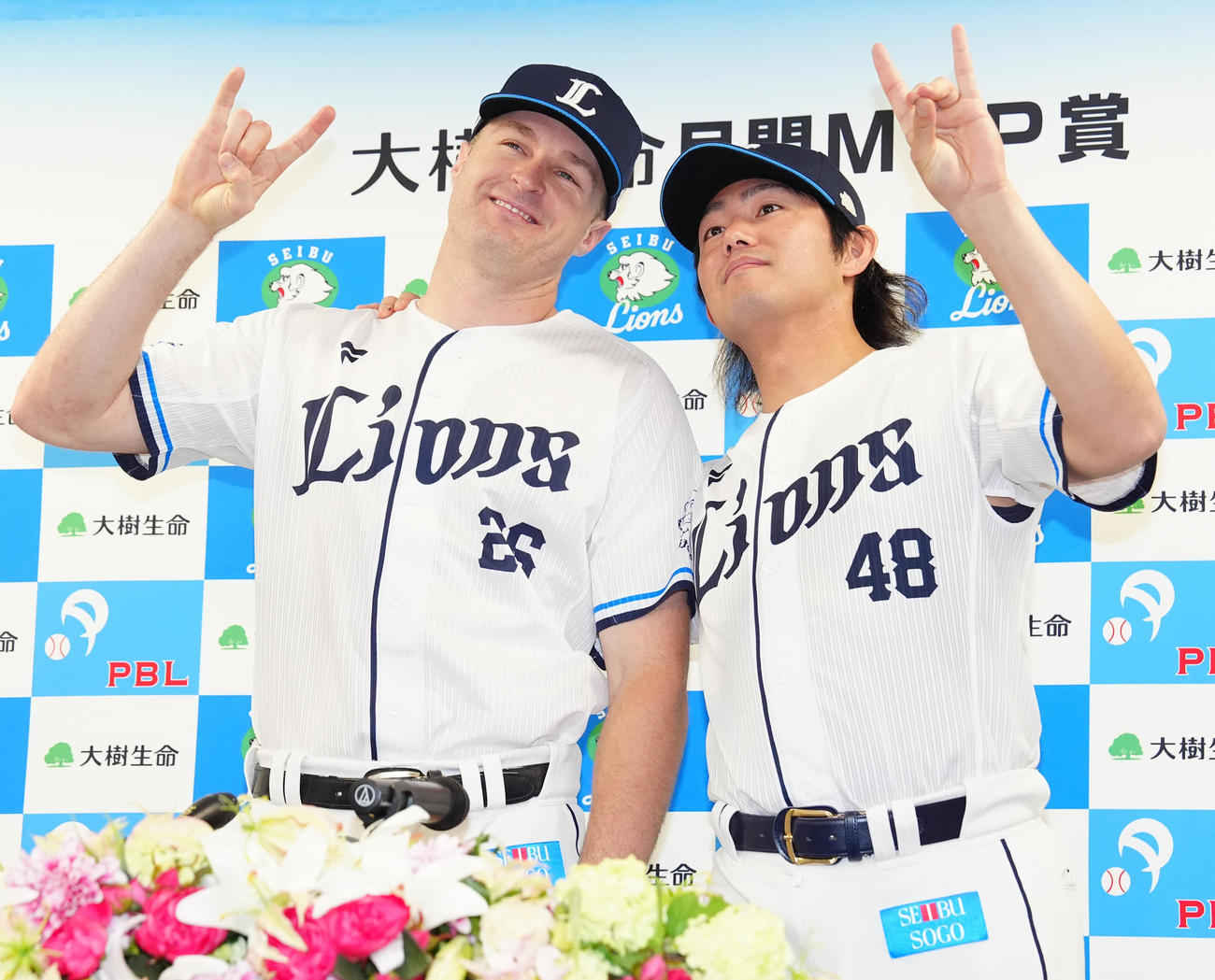 5月度の月間MVPを受賞した西武ネビン（左）と今井（撮影・江口和貴）