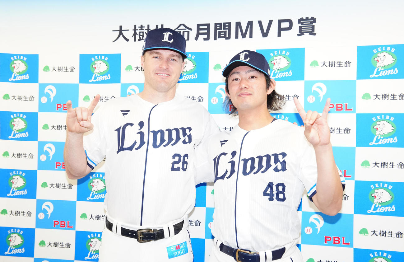 5月度の月間MVPを受賞し、写真に納まる西武ネビン（左）と今井（撮影・江口和貴）