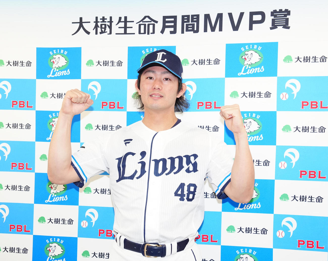 5月度の月間MVPを受賞し、写真に納まる西武今井（撮影・江口和貴）