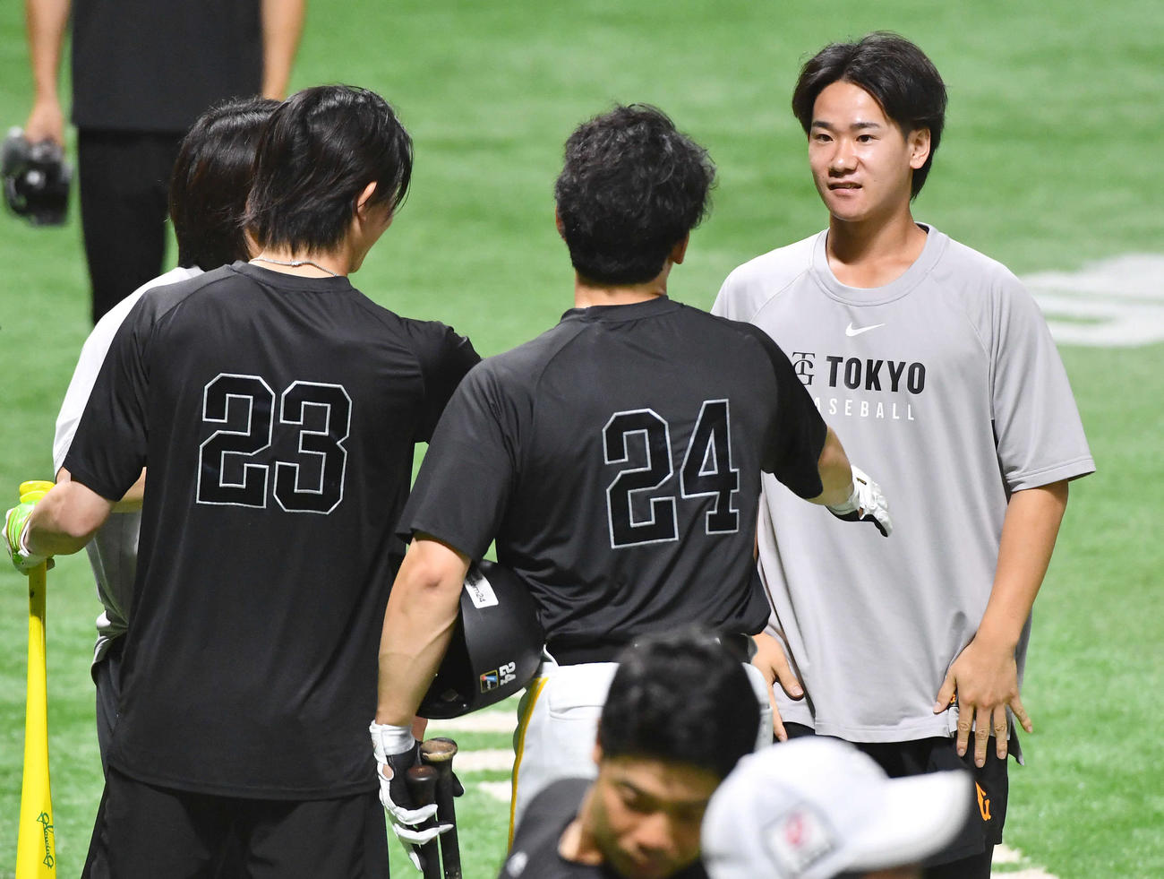 ソフトバンク対巨人　前日にソフトバンク周東（左）への危険球で退場となった巨人井上は試合前に謝罪（撮影・岩下翔太）