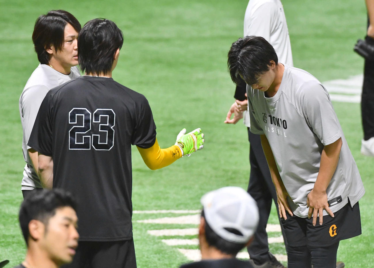 ソフトバンク対巨人　前日にソフトバンク周東（左）への危険球で退場となった巨人井上は試合前に謝罪（撮影・岩下翔太）
