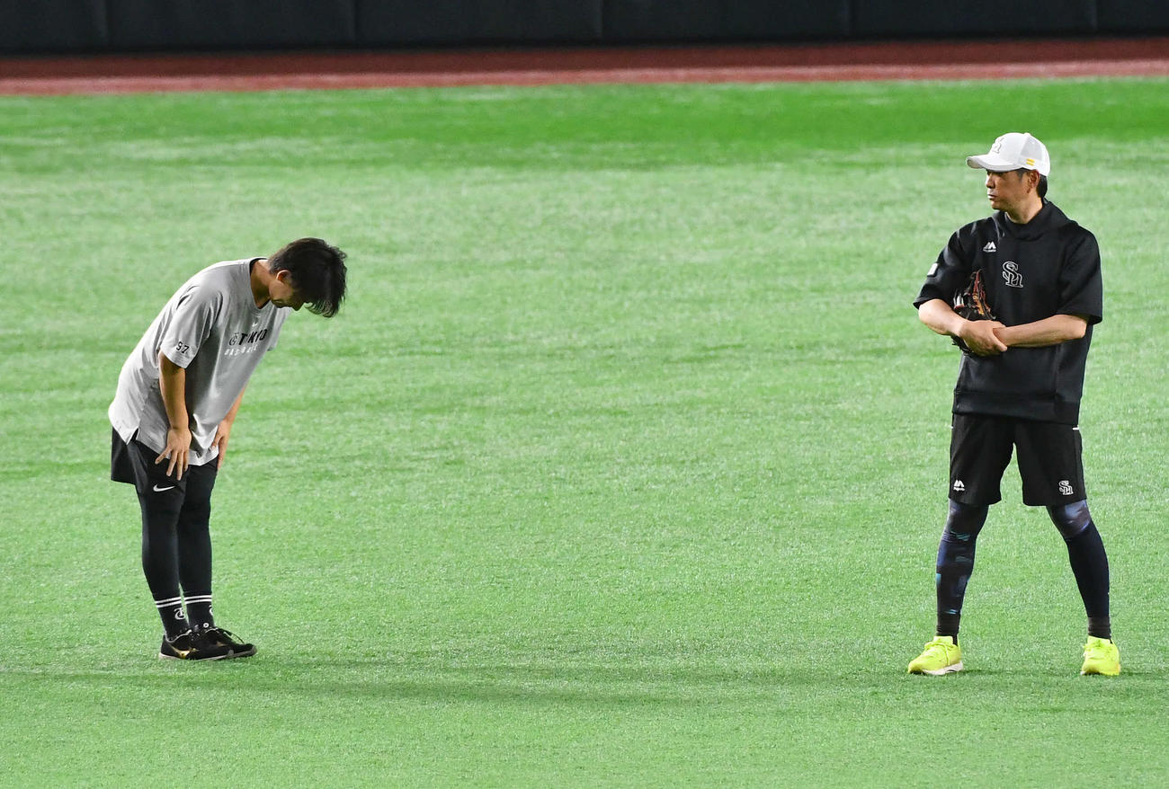 ソフトバンク対巨人　試合前、前日に周東への危険球で退場となった巨人井上（左）は、ソフトバンク小久保監督に謝罪する（撮影・岩下翔太）