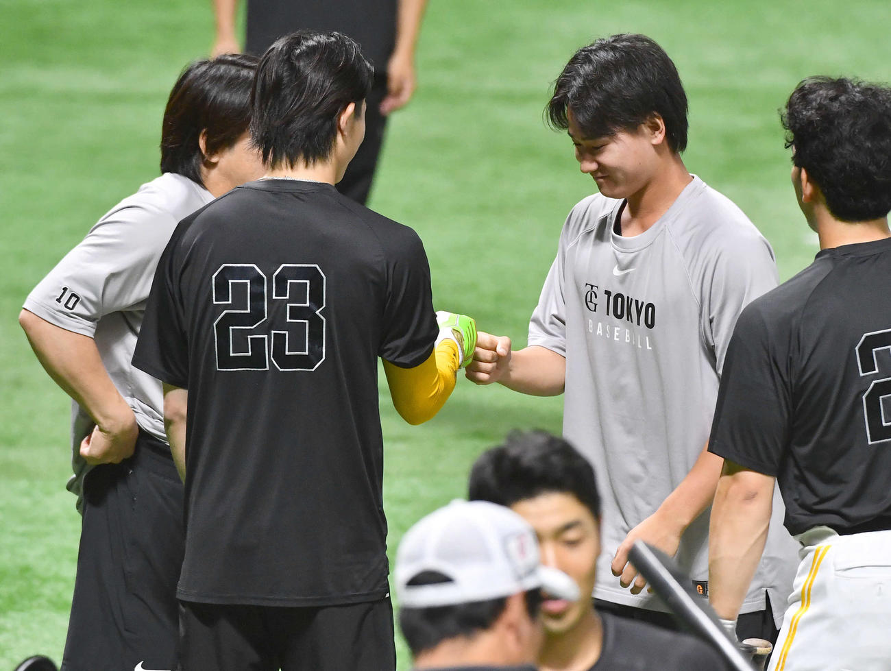 ソフトバンク対巨人　試合前、前日にソフトバンク周東（左）への危険球で退場となった巨人井上は謝罪しグータッチを交わす（撮影・岩下翔太）