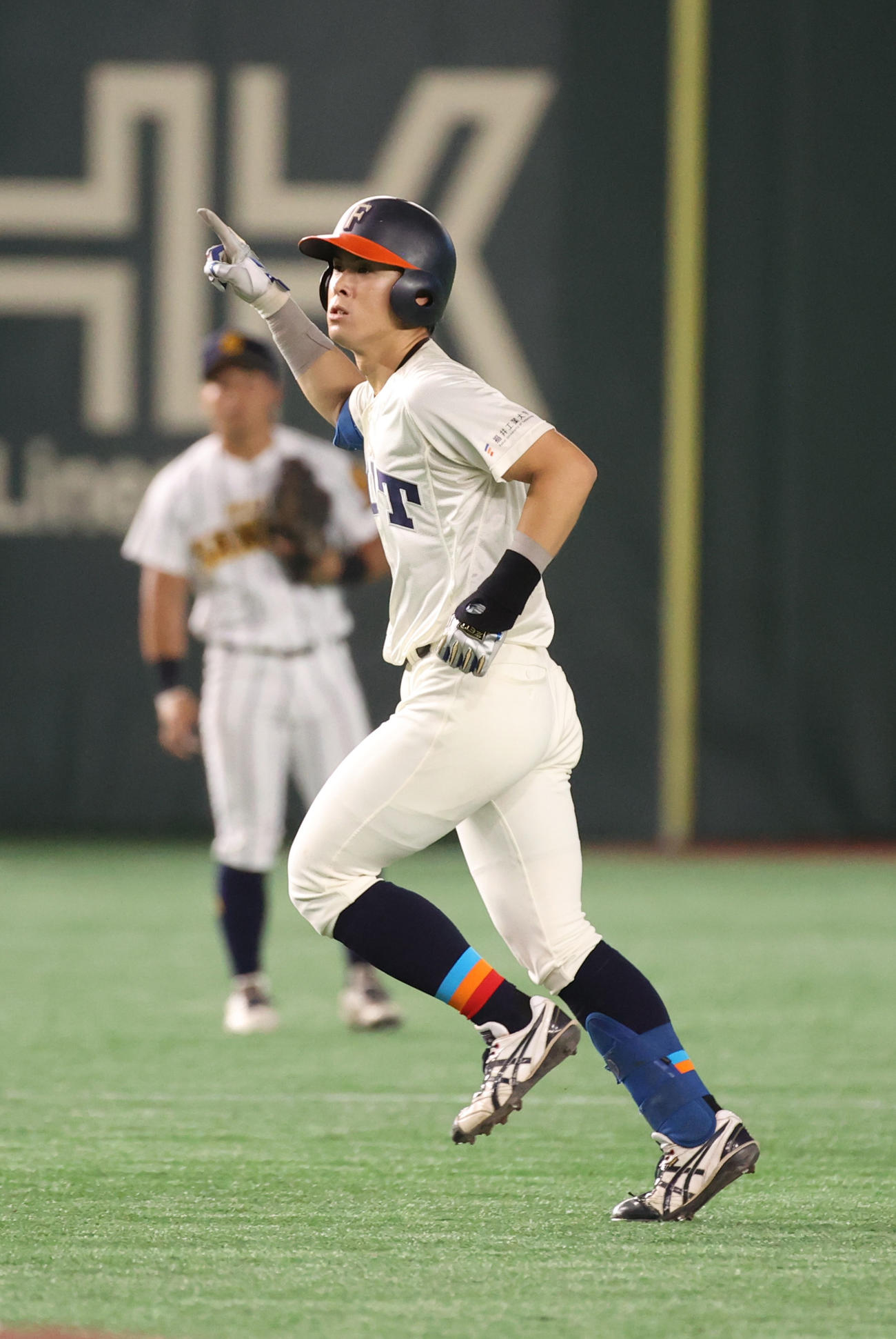 福井工大対大産大　2回表福井工大1死一、二塁、野口は右越えに本塁打を放ちポーズを決める（撮影・柴田隆二）