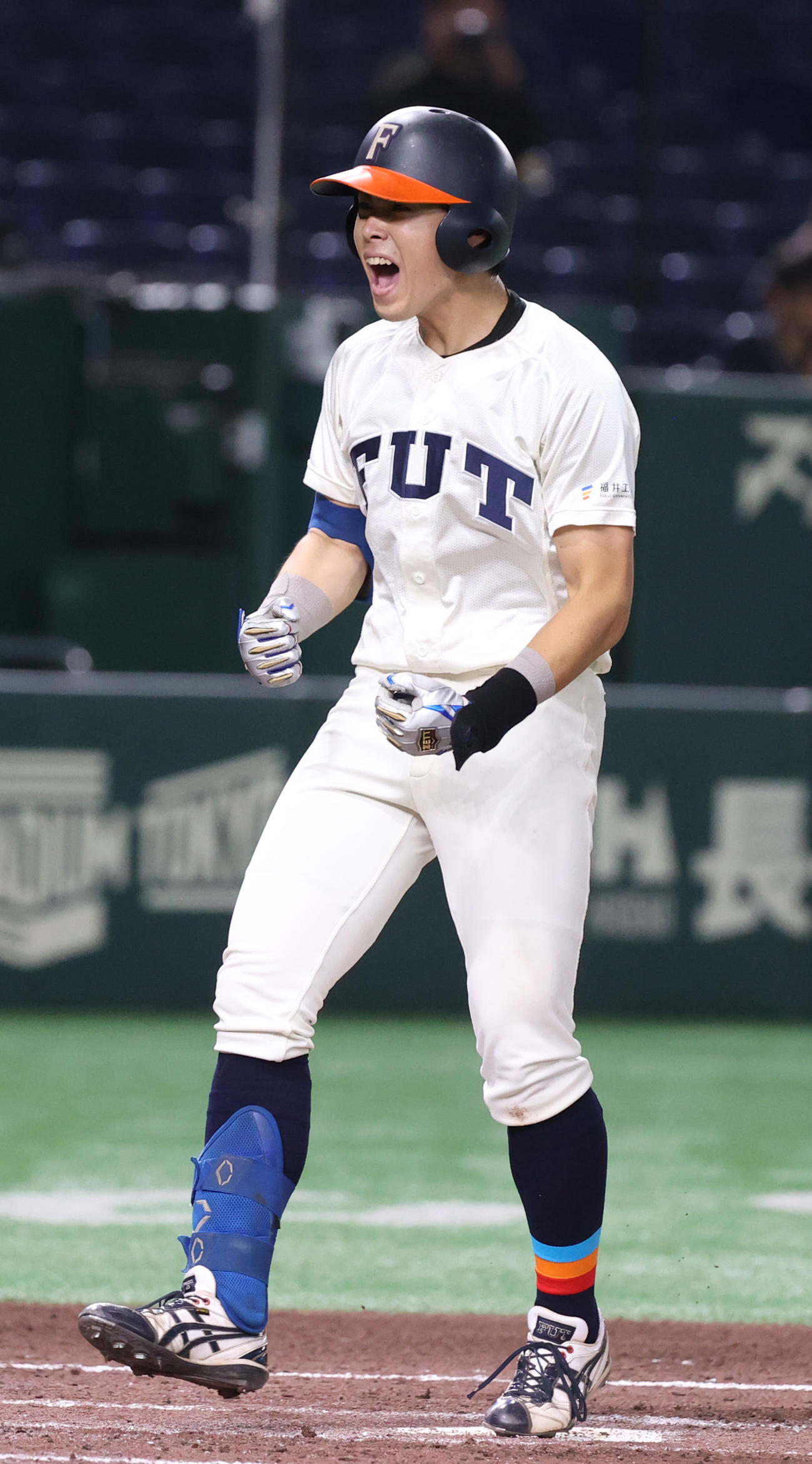 福井工大対大産大　2回表福井工大1死一、二塁、野口は右越えに本塁打を放ちガッツポーズする（撮影・柴田隆二）