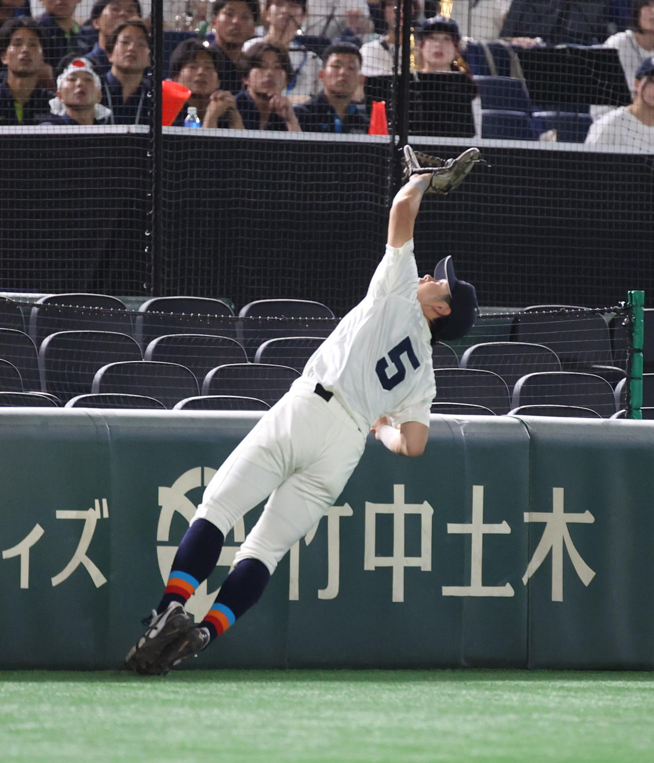 福井工大対大産大　2回裏大産大1死一、二塁、大野のフライを野口三塁手が好捕する（撮影・柴田隆二）