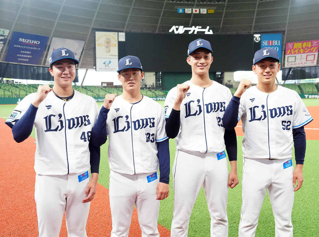 西武対阪神　試合前の1軍練習参加後、写真に納まる西武の新人選手たち。左から狩生、育成の佐藤爽、同冨士、篠原（撮影・江口和貴）