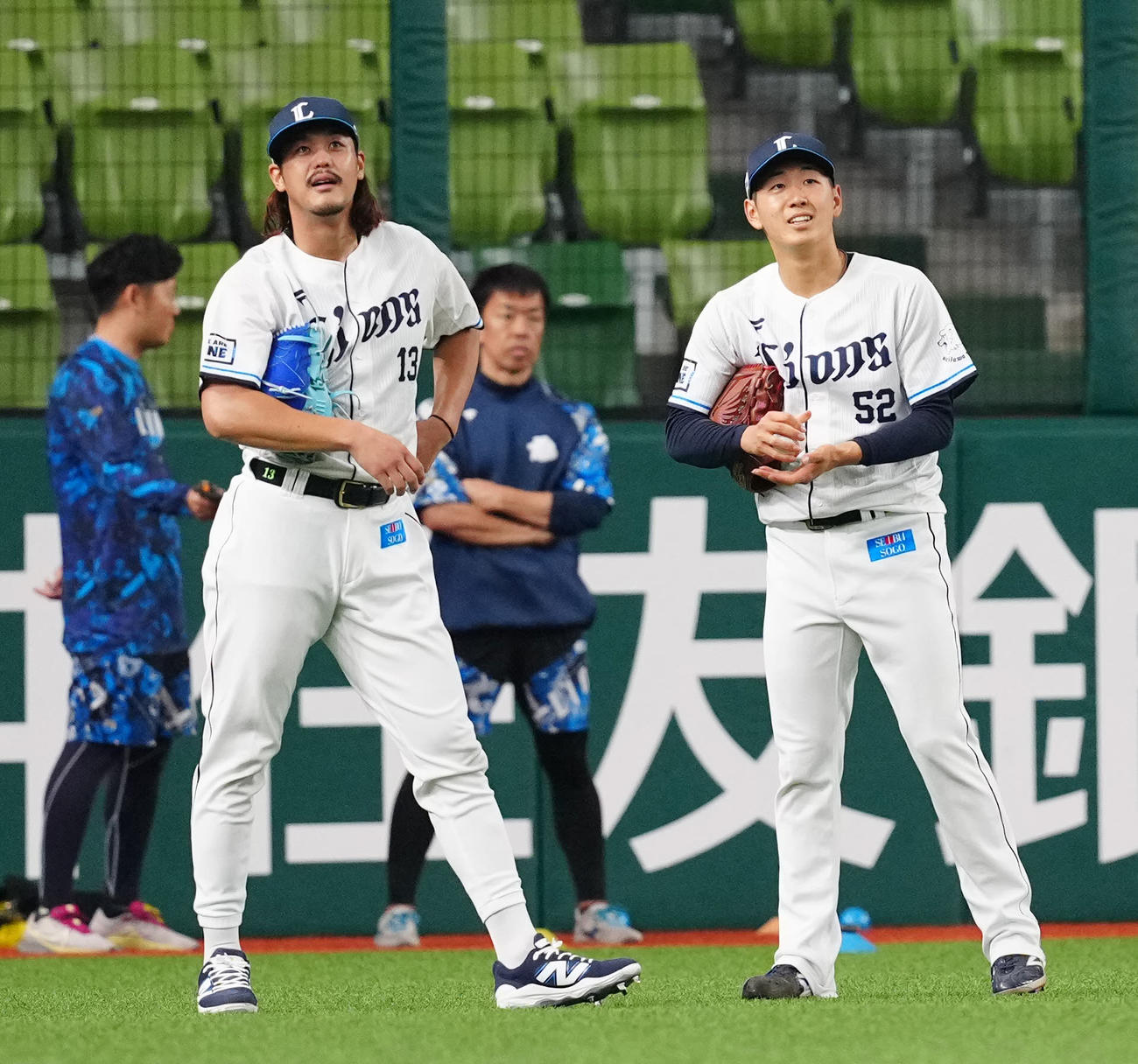 西武対阪神　試合前練習でキャッチボールした西武高橋（左）と篠原（撮影・江口和貴）
