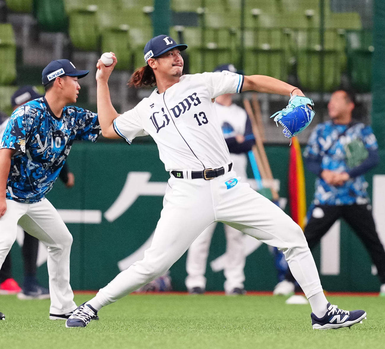 西武対阪神　試合前練習で西武篠原とキャッチボールする高橋（撮影・江口和貴）