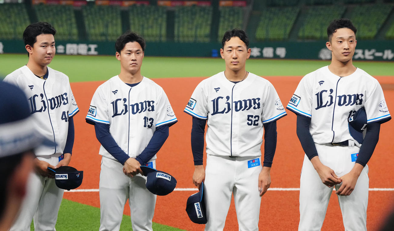 西武対阪神　試合前の1軍練習に参加する西武の新人選手たち。左から狩生、育成の佐藤爽、篠原、育成の冨士（撮影・江口和貴）