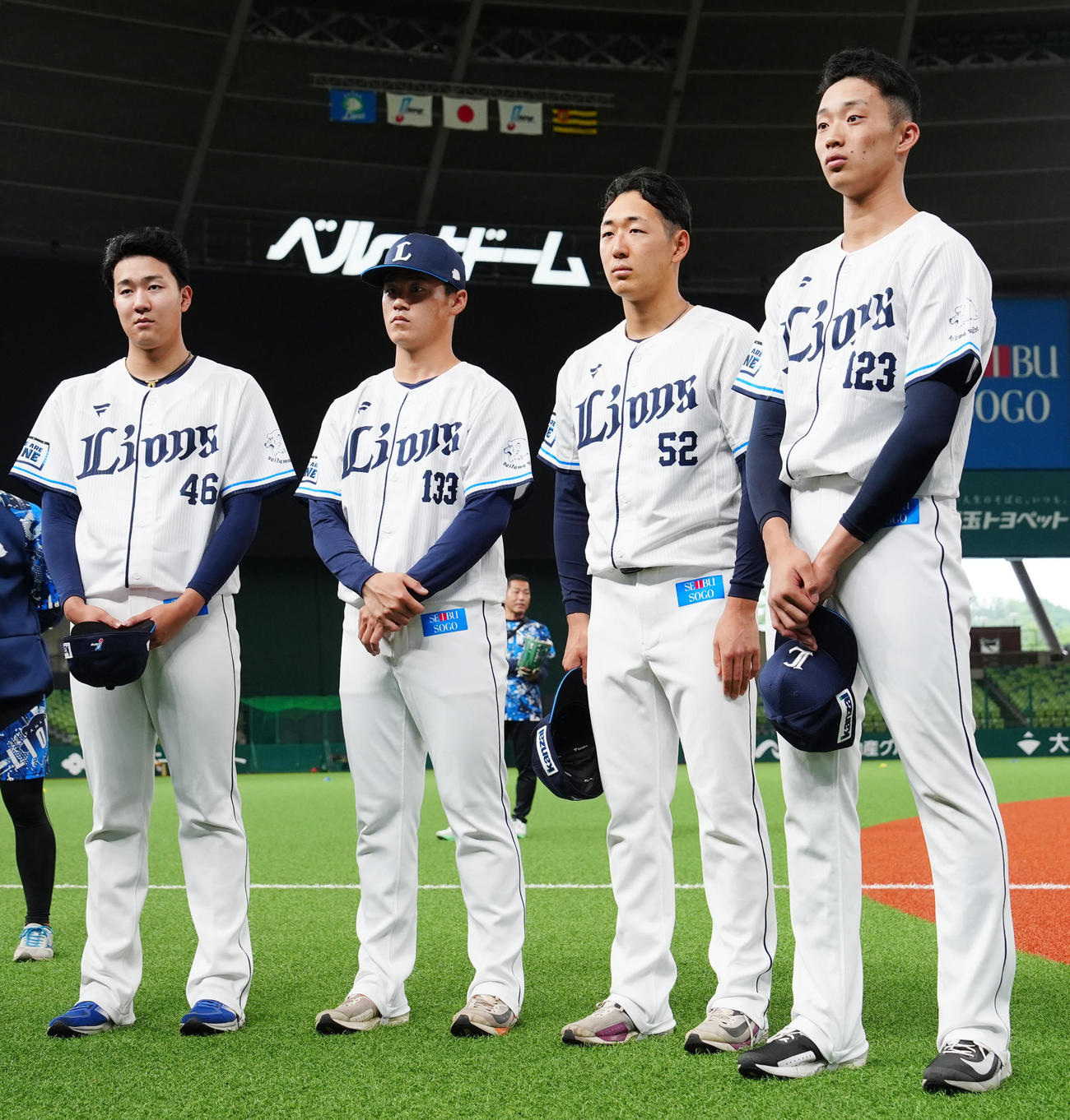 西武対阪神　試合前の1軍練習に参加する西武の新人選手たち。左から狩生、育成の佐藤爽、篠原、育成の冨士（撮影・江口和貴）