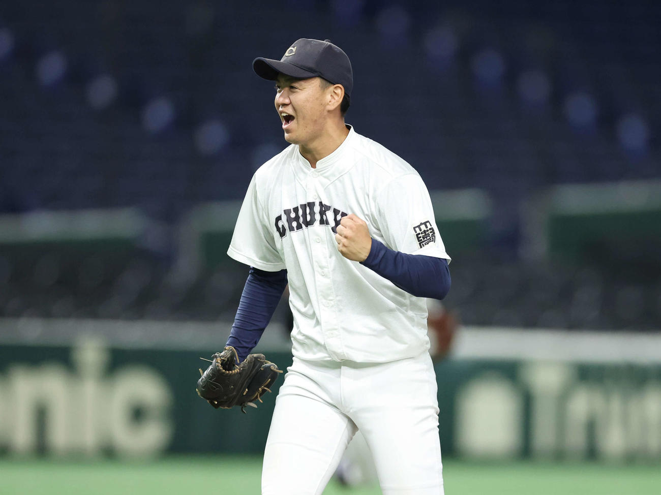 近大対中京大　9回2死無塁三振に仕留めガッツポーズをする中京大・沢田（撮影・増田悦実）