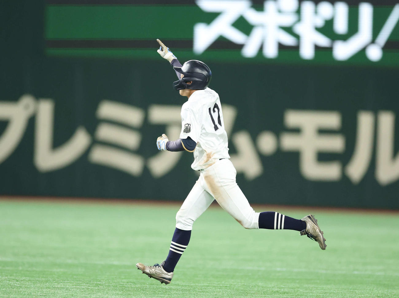 近大対中京大　7回裏中京大1死無塁本塁打を放ち喜ぶ西谷（撮影・増田悦実）