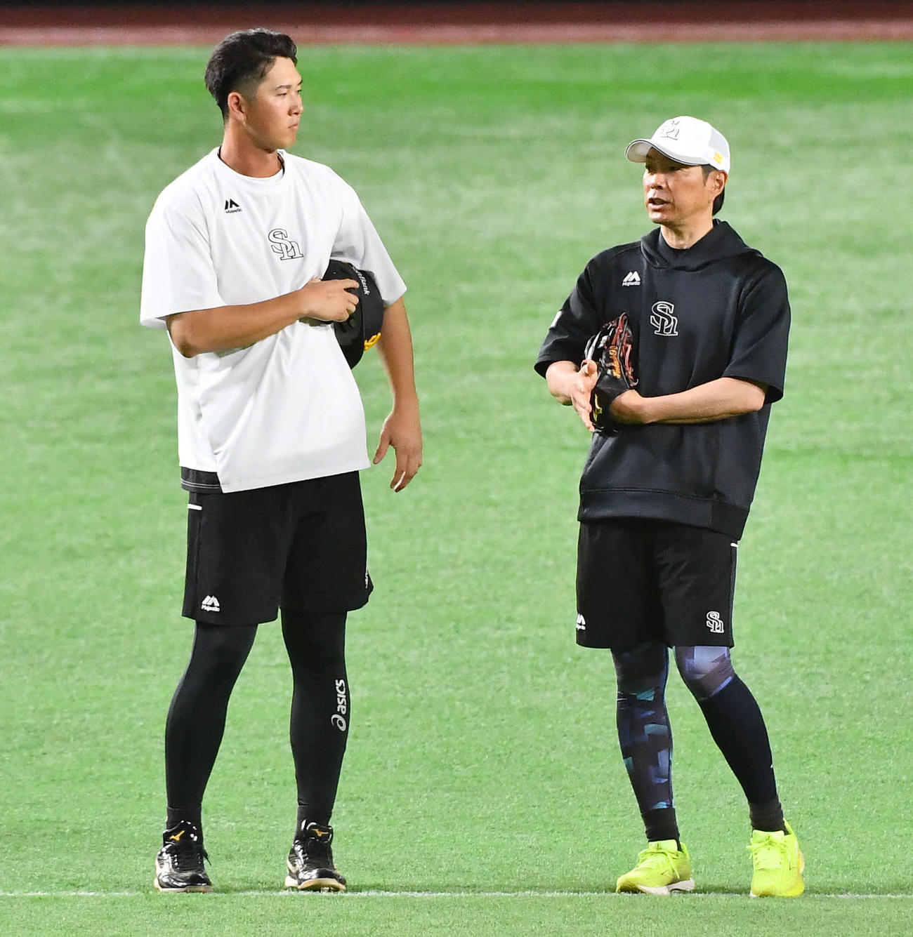 ソフトバンク対巨人　試合前、秋広（左）と話す小久保監督（撮影・岩下翔太）