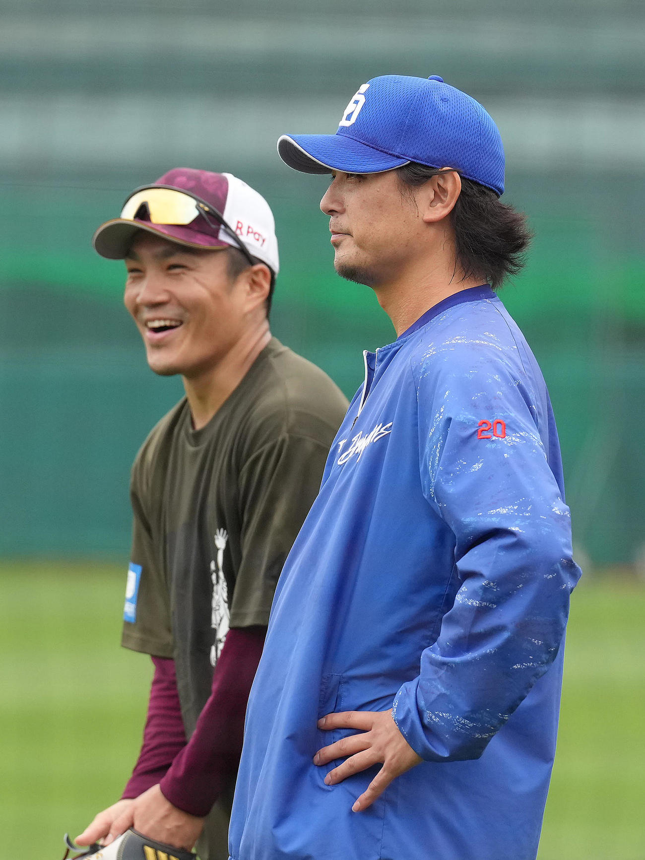 試合前、談笑する楽天則本（左）と中日涌井（撮影・足立雅史）