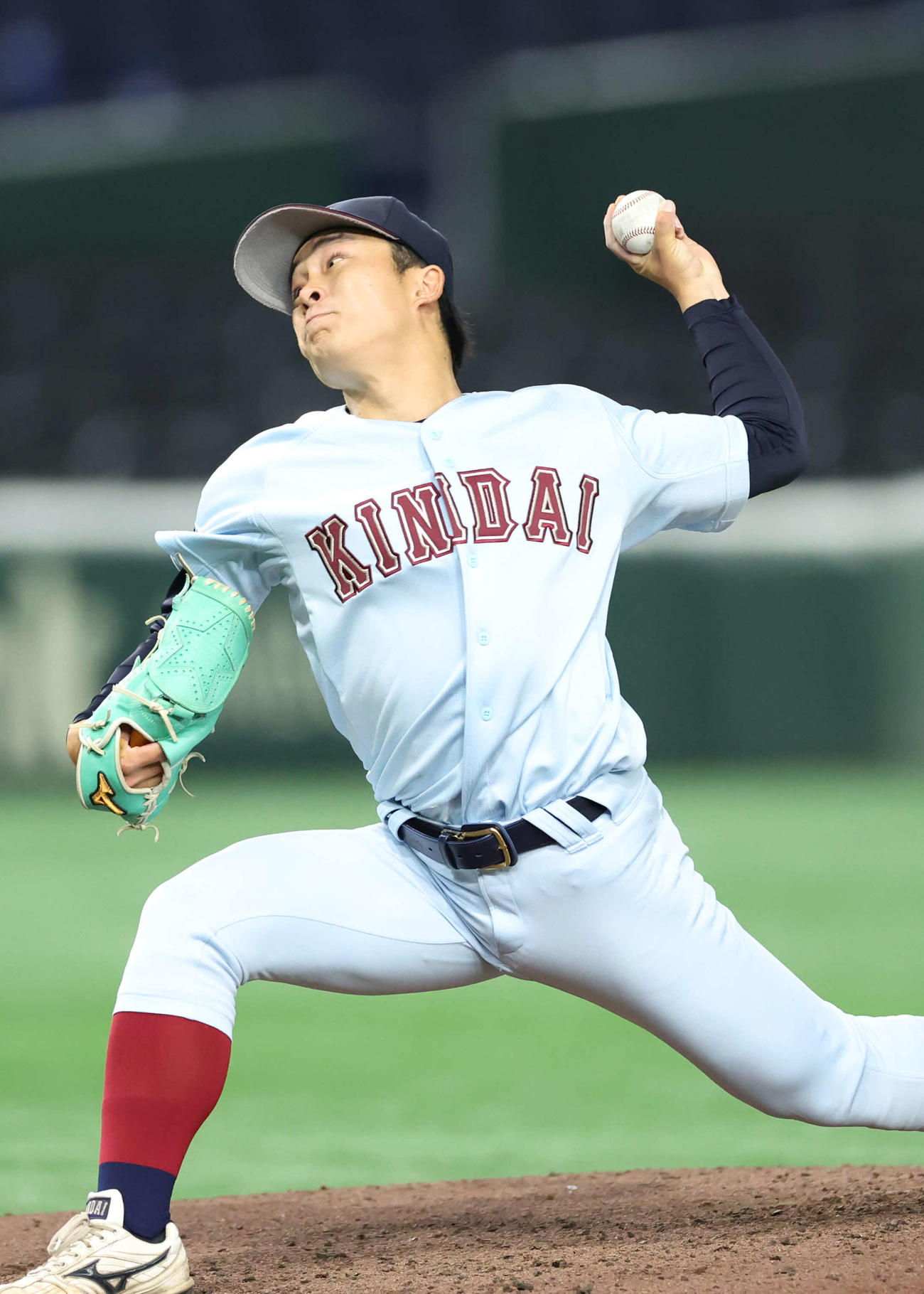 近大対中大　途中交代し力投する近大・増田（撮影・増田悦実）