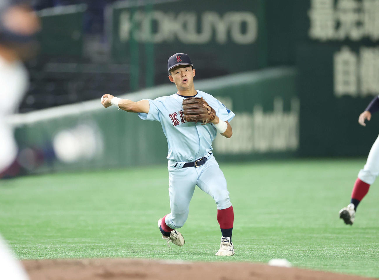中大対近大　3回裏中大2死、送球をする近大・谷本（撮影・増田悦実）