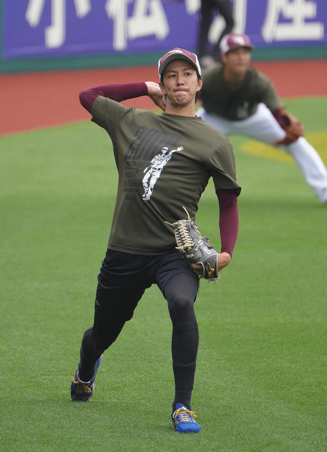 キャッチボールで調整する楽天岸（撮影・足立雅史）