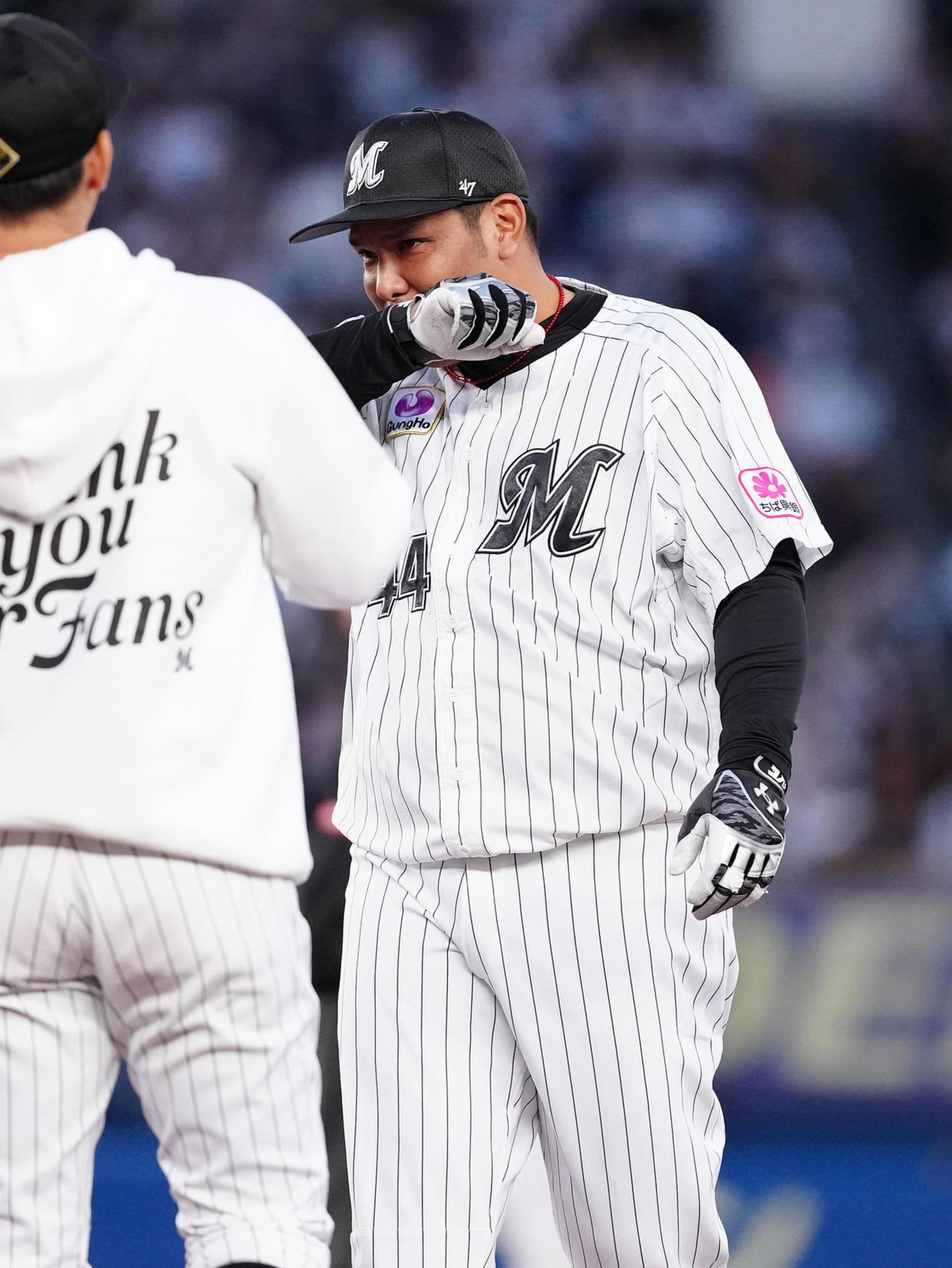 ファン感謝デーで代打で適時打を打ち感極まる引退するロッテ井上晴哉＝24年11月