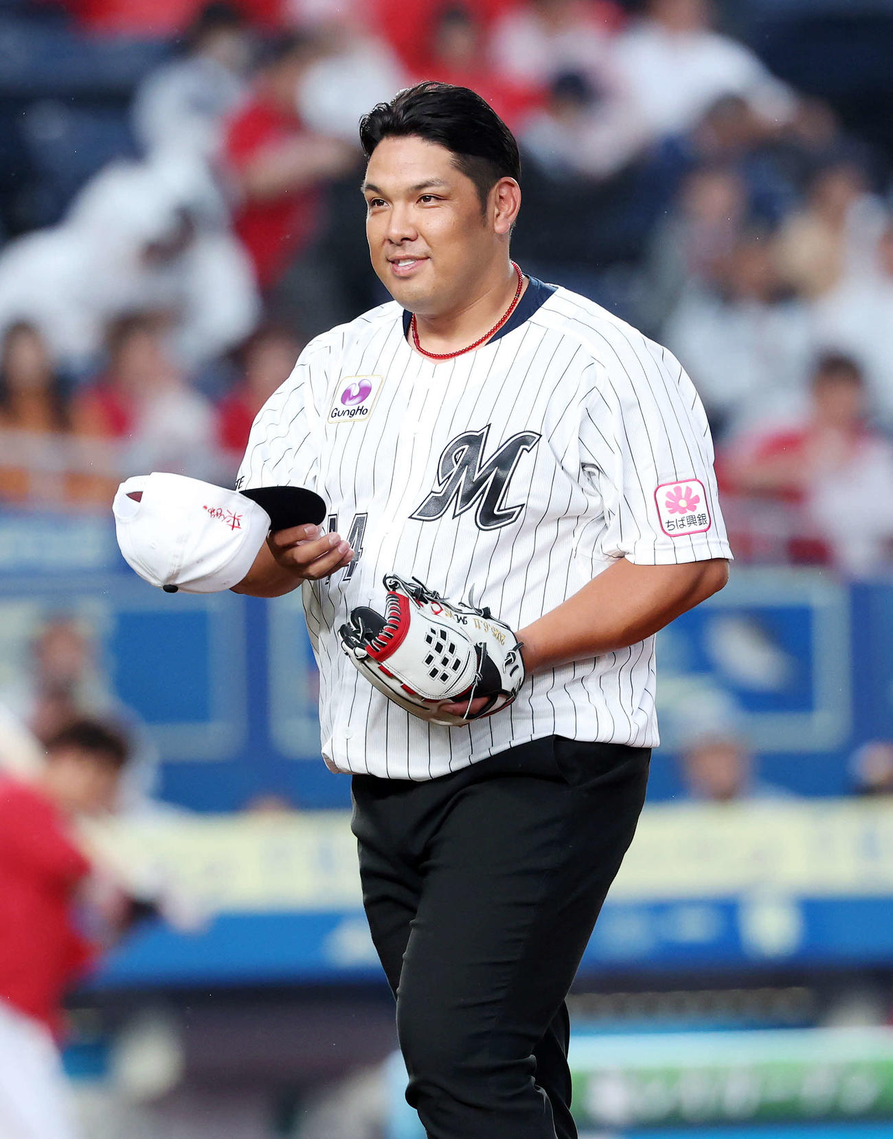 ロッテ対広島　ファーストピッチセレモニーにを終え引き揚げる井上氏（撮影・鈴木正人）