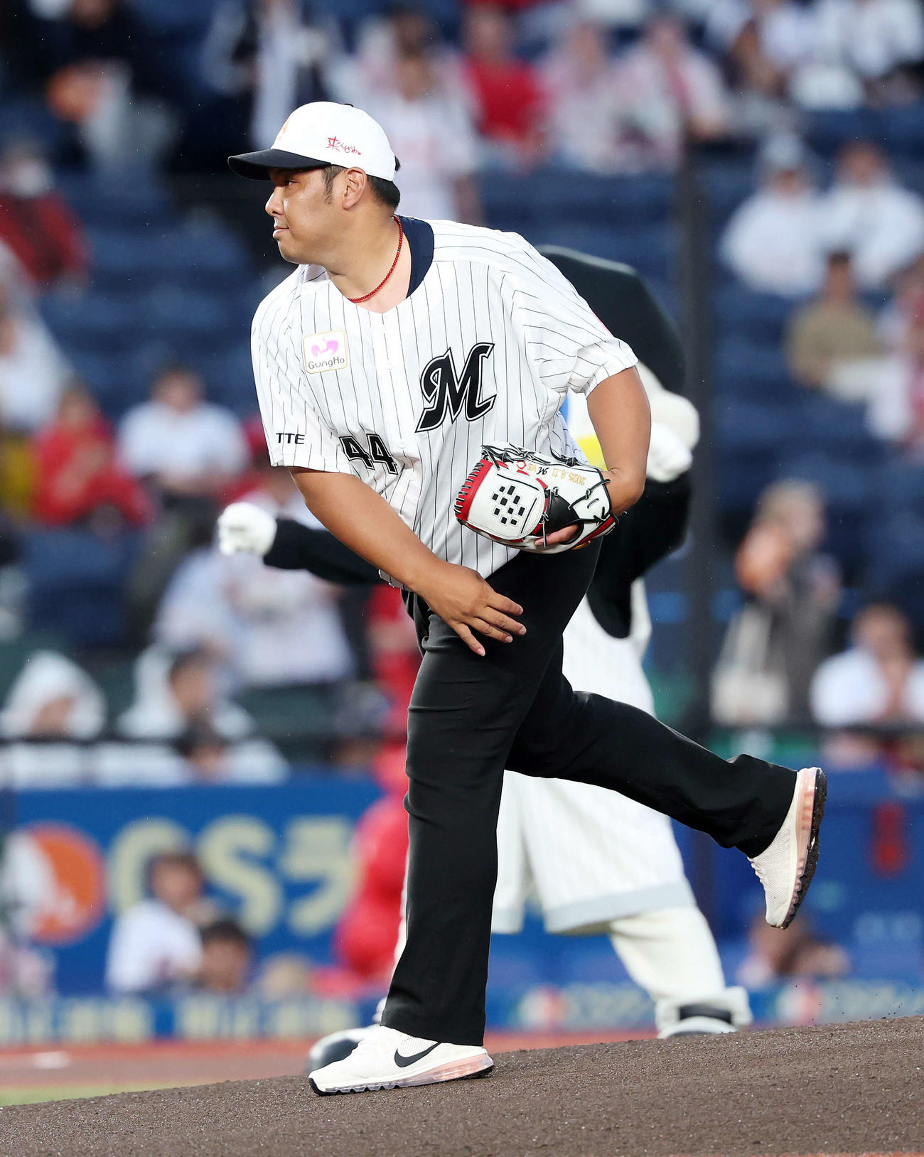 ロッテ対広島　ファーストピッチセレモニーに臨む井上氏（撮影・鈴木正人）